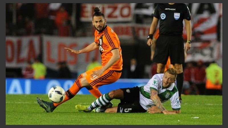 Desde River, Larrondo pegó duro.