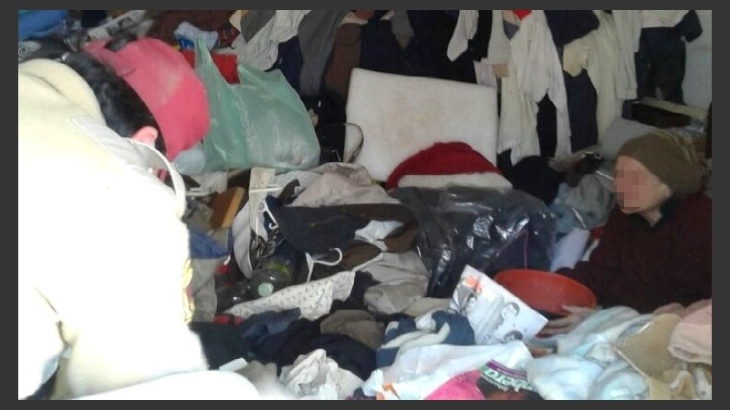 Una mujer mayor y su hijo vivían como indigentes en su propia vivienda.