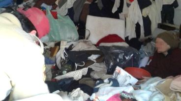 Una mujer mayor y su hijo vivían como indigentes en su propia vivienda.
