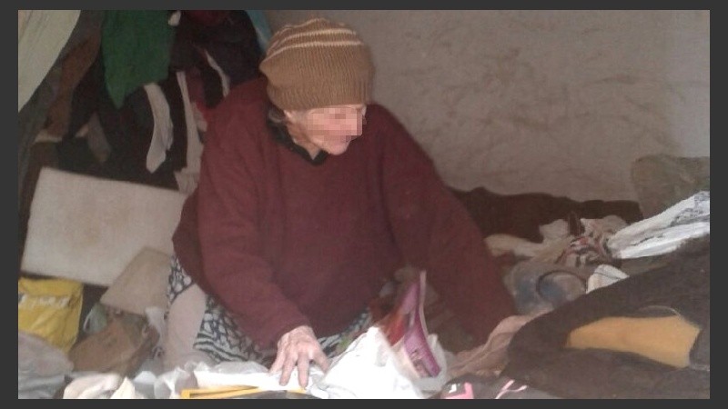 Una mujer mayor y su hijo vivían como indigentes en su propia vivienda.