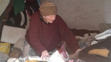 Una mujer mayor y su hijo vivían como indigentes en su propia vivienda.