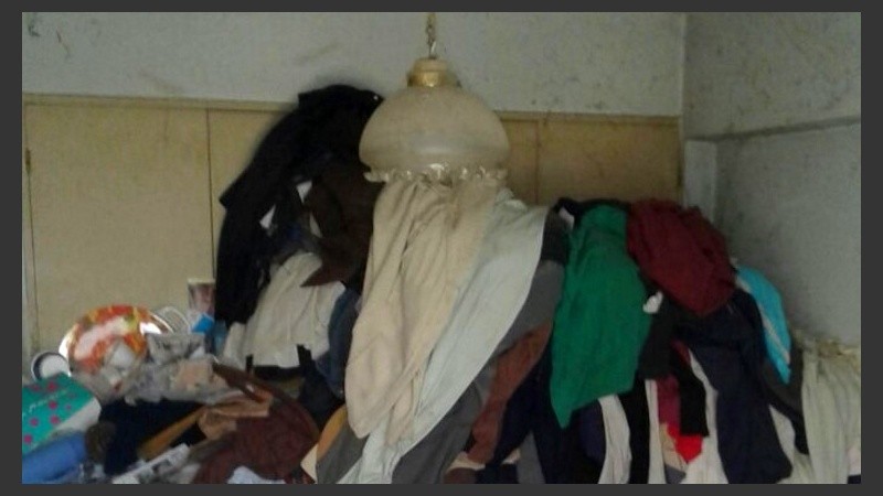 Hasta el techo. Así apilaban la ropa entre los residuos.