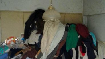 Hasta el techo. Así apilaban la ropa entre los residuos.