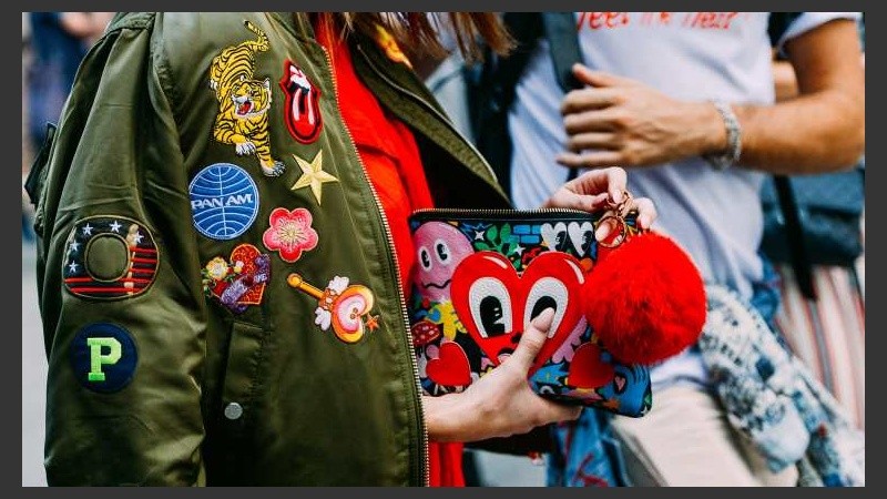 Esta temporada los parches invaden prendas y accesorios.