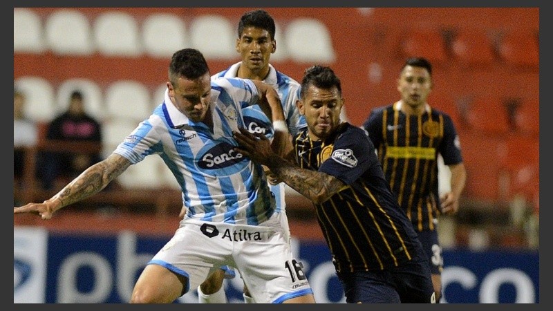 Montoya lucha por la pelota.
