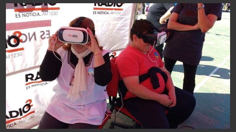 Chicos y grandes probaron los juegos de realidad virtual.