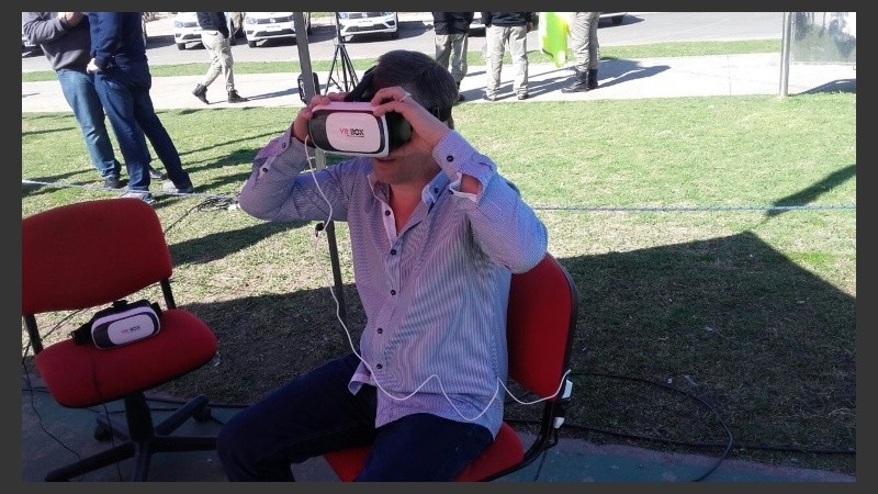 Pedretti también se animó a probar los juegos de realidad virtual. 