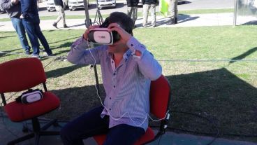 Pedretti también se animó a probar los juegos de realidad virtual.