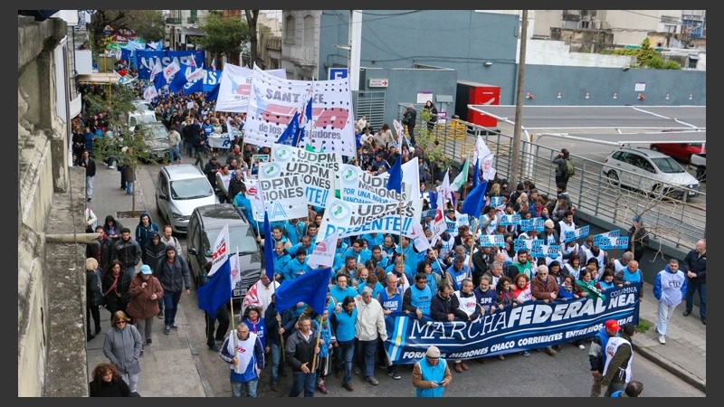La columna movilizada de una plaza a la otra para el acto de la tarde.