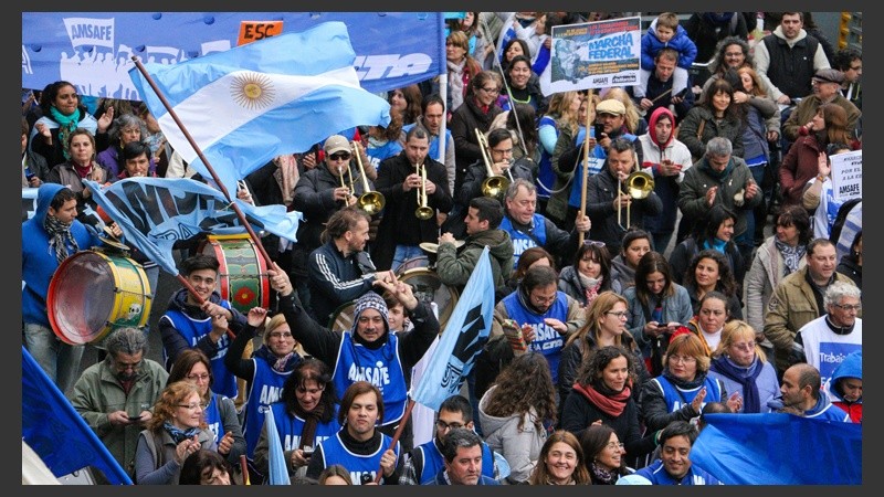 Distintos gremios participaron de la marcha de este jueves.