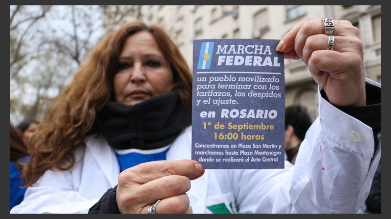 Una mujer muestra uno de los folletos que promocionaba el evento.