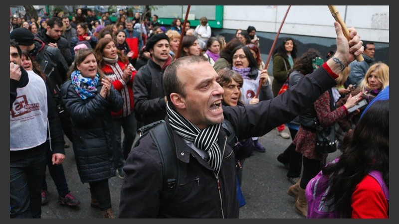 Un hombre canta durante el recorrido de la columna de gente por las calles de la ciudad.
