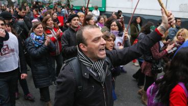 Un hombre canta durante el recorrido de la columna de gente por las calles de la ciudad.