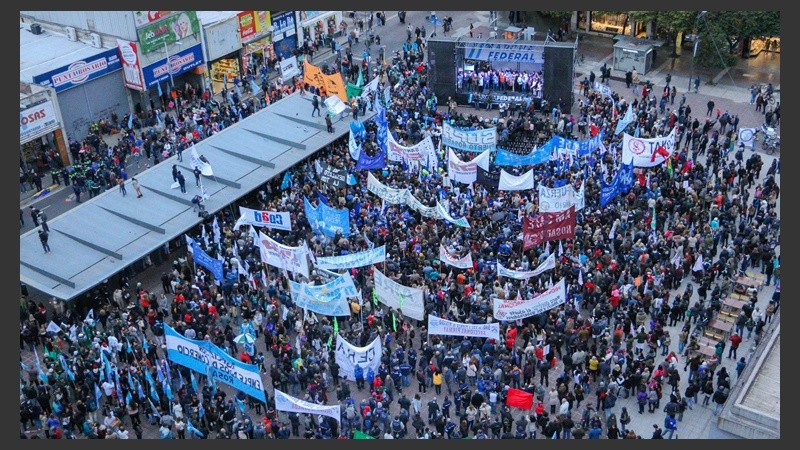 Toda esta gente en plaza Montenegro para el acto principal.