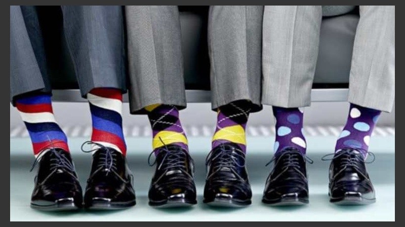 Los tonos vibrantes así como los pasteles se fusionan en la nueva moda del vestuario masculino.