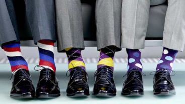 Los tonos vibrantes así como los pasteles se fusionan en la nueva moda del vestuario masculino.