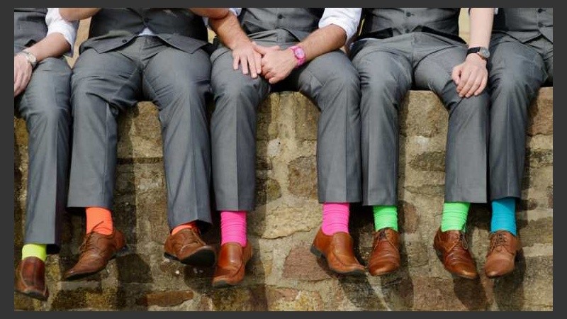 Los tonos vibrantes así como los pasteles se fusionan en la nueva moda del vestuario masculino.