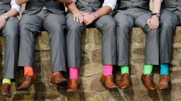 Los tonos vibrantes así como los pasteles se fusionan en la nueva moda del vestuario masculino.