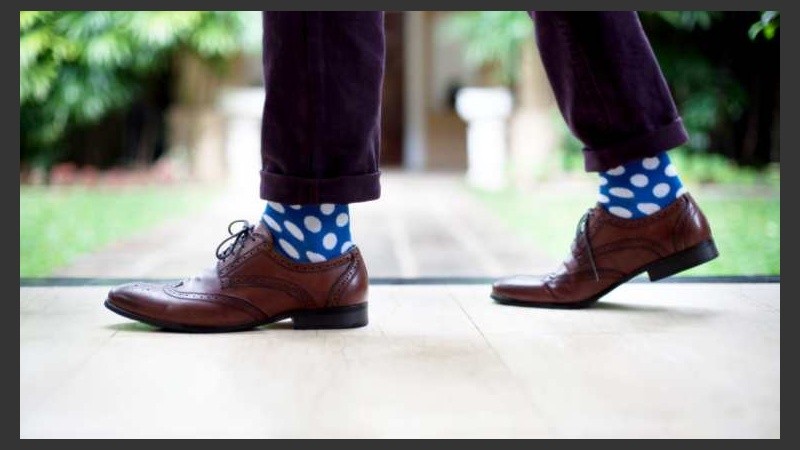 Los tonos vibrantes así como los pasteles se fusionan en la nueva moda del vestuario masculino.