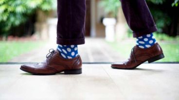 Los tonos vibrantes así como los pasteles se fusionan en la nueva moda del vestuario masculino.