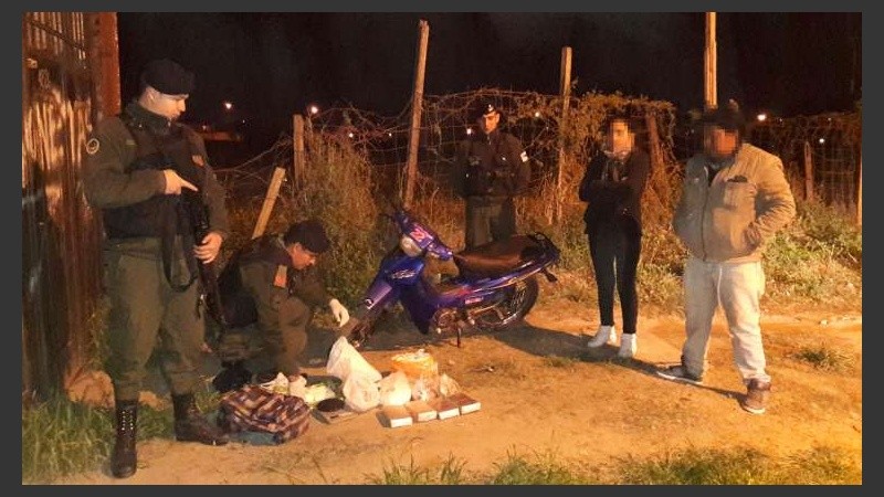 Los gendarmes requisaron la moto y la mochila. 