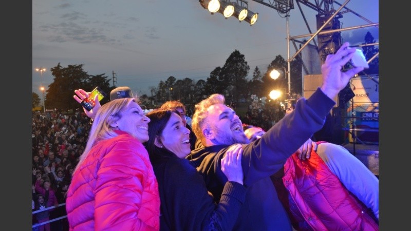 Los periodistas del Grupo Televisión Litoral posan para una selfie. 