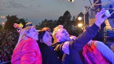Los periodistas del Grupo Televisión Litoral posan para una selfie.