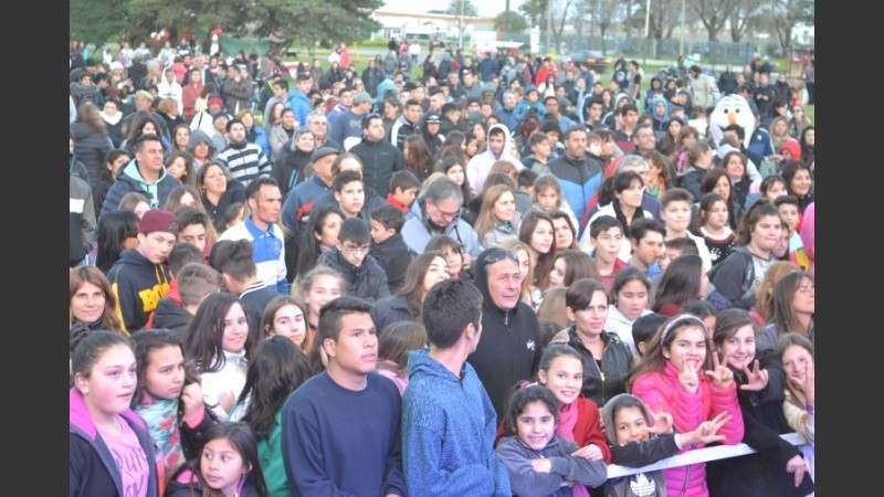 La gente colmó la Plaza Don Bosco. 