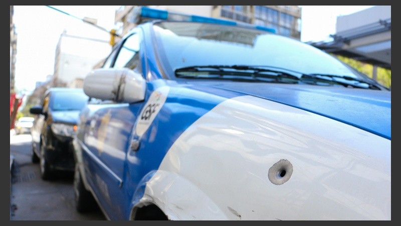 Así quedó el móvil policial baleado que estaba custodiando la casa del Tiki Martínez.