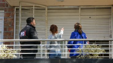 Una mujer señala la marca de uno de los impactos en el edificio lindero al del Tiki Martínez.