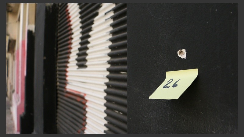 Los impactos de bala también alcanzaron el frente del edificio del Tiki.