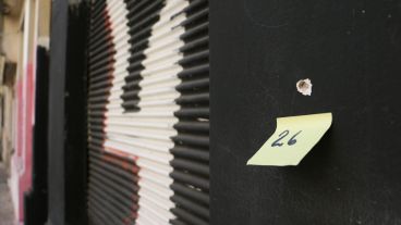 Los impactos de bala también alcanzaron el frente del edificio del Tiki.