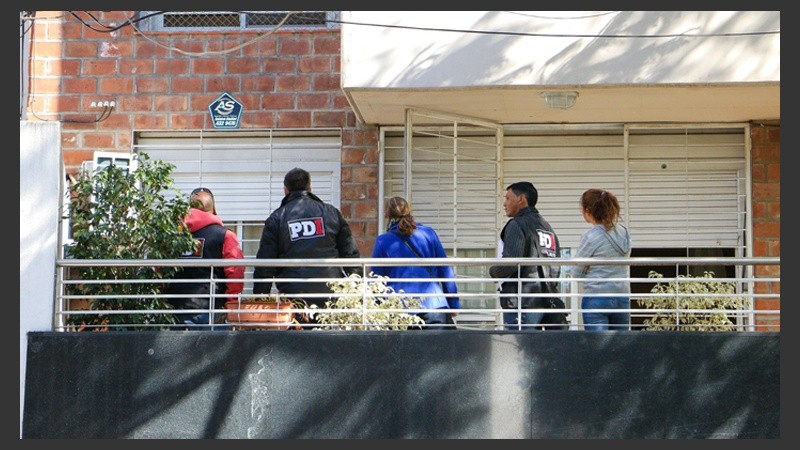 La PDI y la fiscal trabajando en los balcones vecinos al departamento del Tiki.