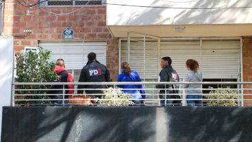 La PDI y la fiscal trabajando en los balcones vecinos al departamento del Tiki.