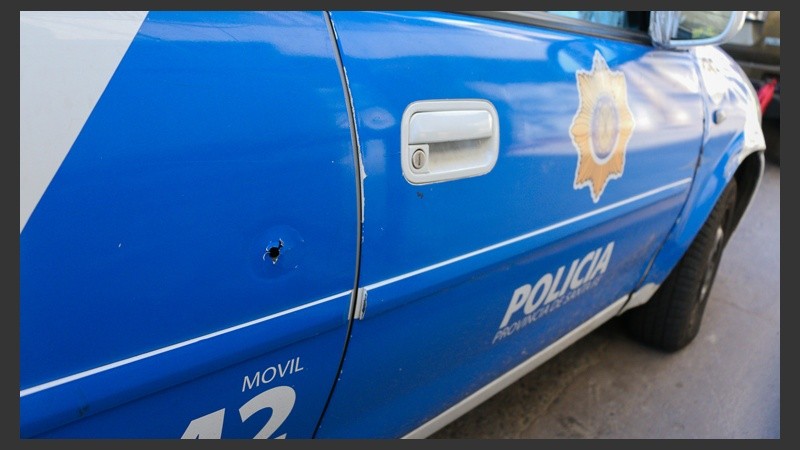 Marca de impacto de bala en el móvil policial.