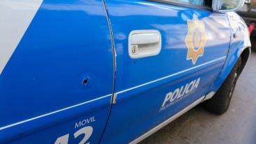 Marca de impacto de bala en el móvil policial.