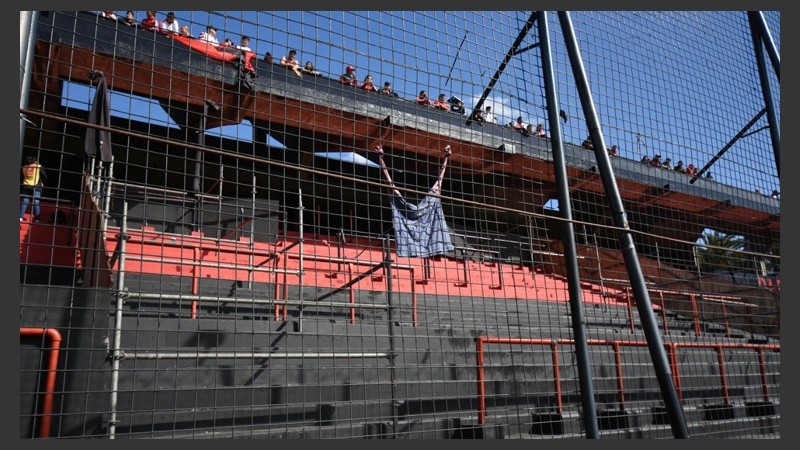 Por seguridad, la Policía no habilitó la tribuna baja local.