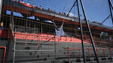 Por seguridad, la Policía no habilitó la tribuna baja local.