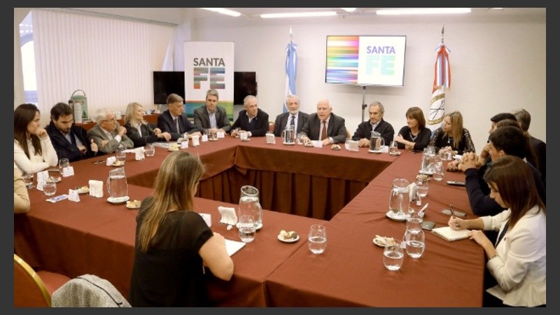 El gobernador Miguel Lifschitz junto a legisladores nacionales por Santa Fe.
