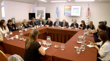 El gobernador Miguel Lifschitz junto a legisladores nacionales por Santa Fe.