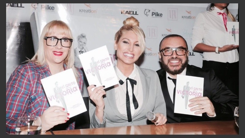 Vicky feliz con su libro. 