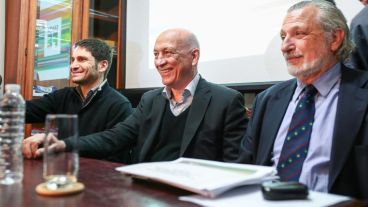 Los ministros en la reunión que encabezó el ex gobernador y actual diputado, Antonio Bonfatti.