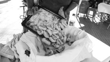 Una bandeja llena de chipá ya está lista para vender. (Alan Monzón/Rosario3.com)