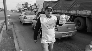 27 de febrero y Avellaneda. Un vendedor ofrece chipá a los automovilistas. (Alan Monzón/Rosario3.com)