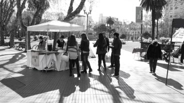 Mañana fresca y un grupo de jóvenes haciendo fila para comprar. (Alan Monzón/Rosario3.com)