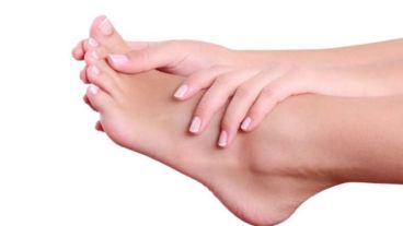 El paciente puede apoyar el pie inmediatamente desde el primer día de operado