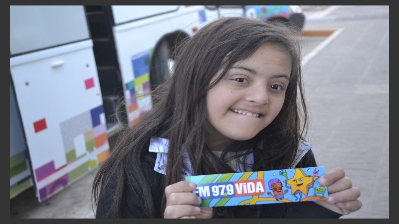 Las calcomanías de FM Vida y Rosario3.com que les regalaron a los niños. 