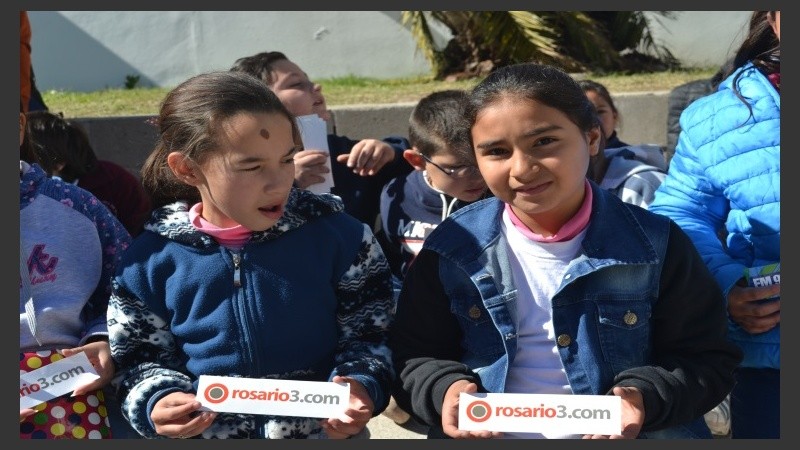 Las calcomanías de FM Vida y Rosario3.com que les regalaron a los niños. 