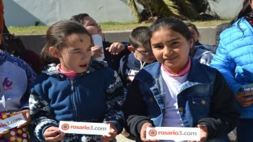 Las calcomanías de FM Vida y Rosario3.com que les regalaron a los niños.