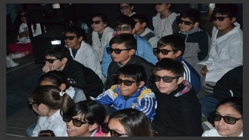 Los alumnos disfrutan del cine 3D.